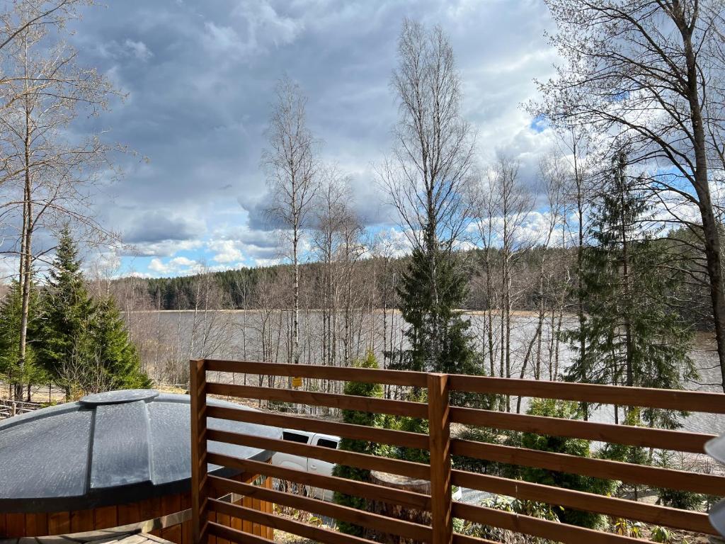 PerniöVilla M&M的湖景木栅栏