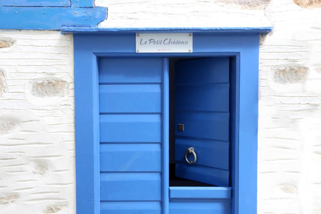 阿诺锡罗斯Le petit château的带有标志的蓝色门,上面写着我租的鸡毛