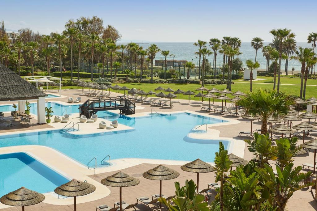 EsteponaEstepona Hotel & Spa Resort的度假村游泳池的图片