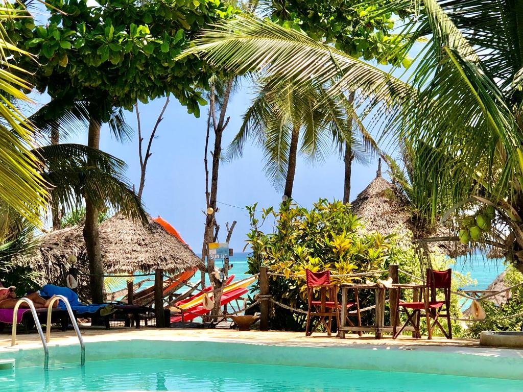 基济姆卡济乐土旅馆的一个带游泳池和桌椅的度假村