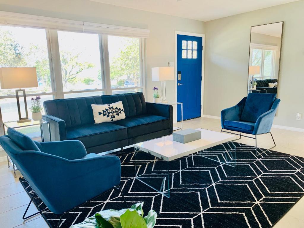 圣安东尼奥Blue-Door @Maywood - Modern Spaces的客厅配有蓝色的沙发和两把椅子