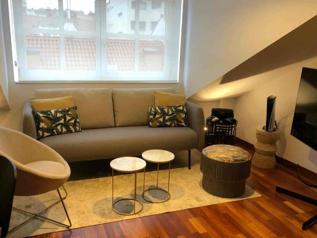 拉科鲁尼亚Yuhom casas con alma Galera 4º的客厅配有沙发和2张桌子