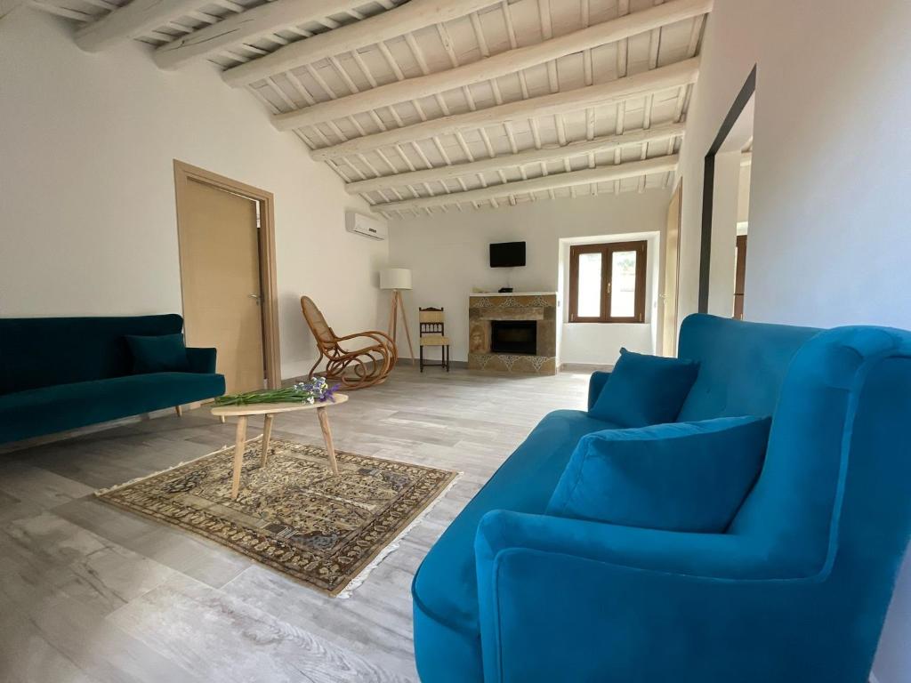 San Mauro CastelverdeAntico Borgo Buonanotte的客厅配有蓝色的沙发和桌子