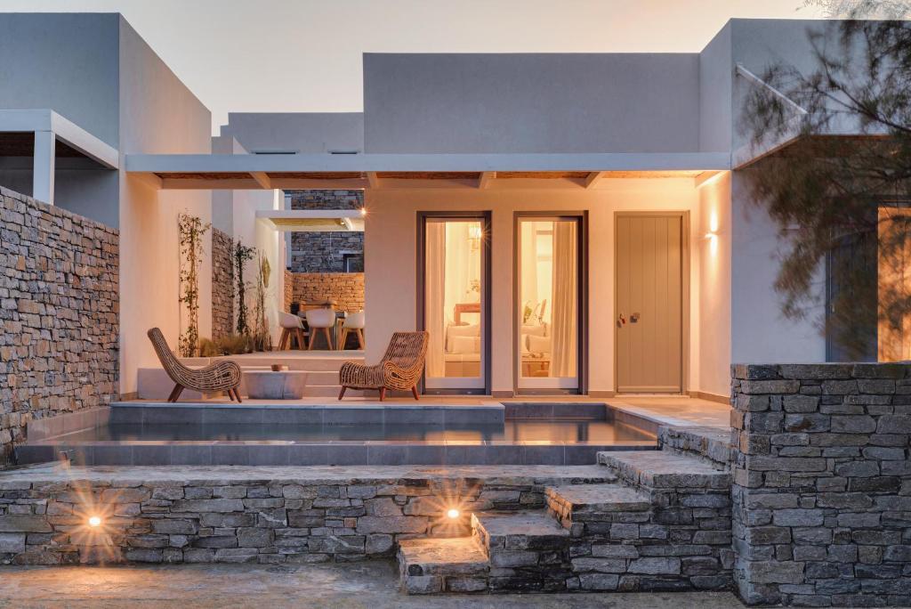 莫罗斯帕罗SummerSalt Villa Paros的一座带石墙和庭院的房屋