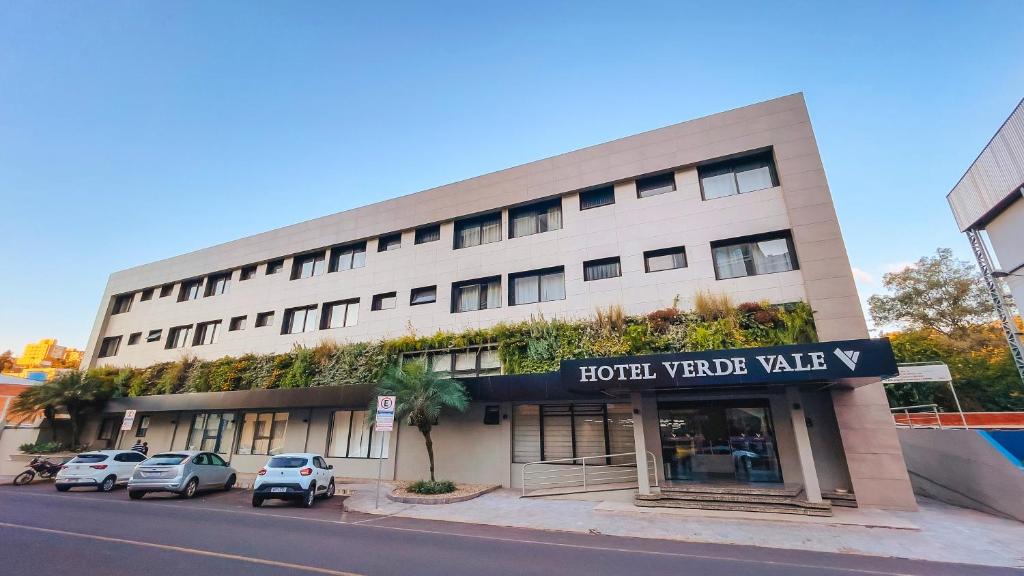 VideiraVerde Vale Hotel的酒店大楼前面设有停车场