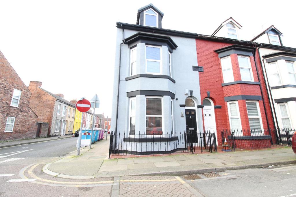 利物浦Anfield house的城市街道上的白色和红色房子