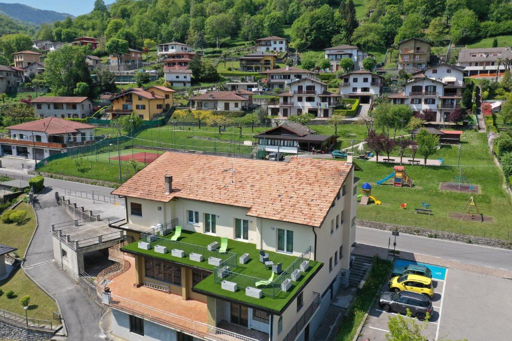 Cerano d'IntelviEderaRooms的享有绿色屋顶房屋的空中景致