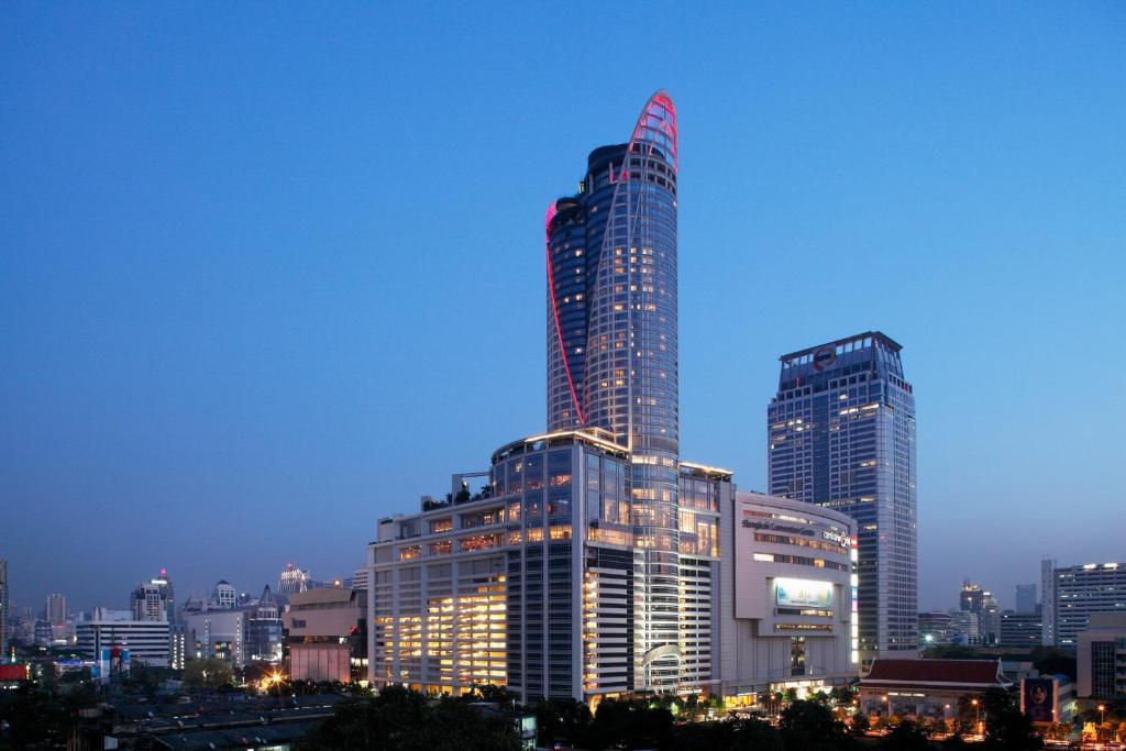 曼谷Centara Grand At CentralWorld的城市天际线,在晚上有高楼