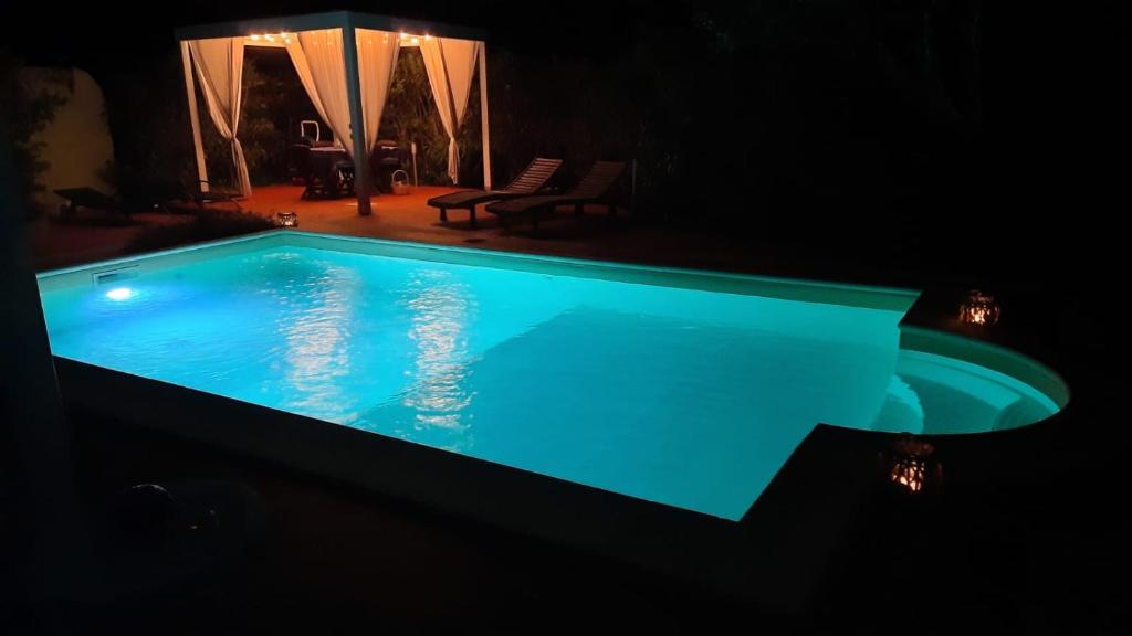 圣特雷莎加卢拉Villa Kuky的游泳池在晚上点亮