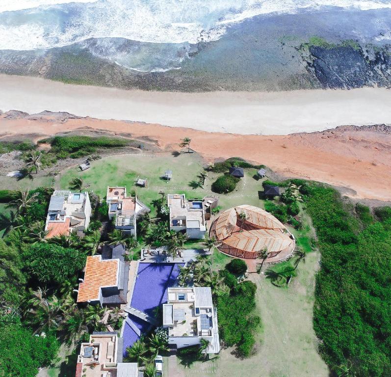 皮帕基洛波Spa酒店的海滩旁房屋的空中景致
