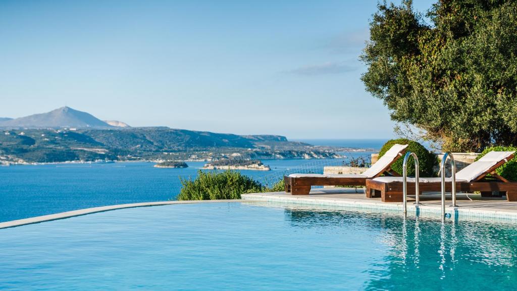 干尼亚Your-Villa, Villas in Crete的享有水景的游泳池