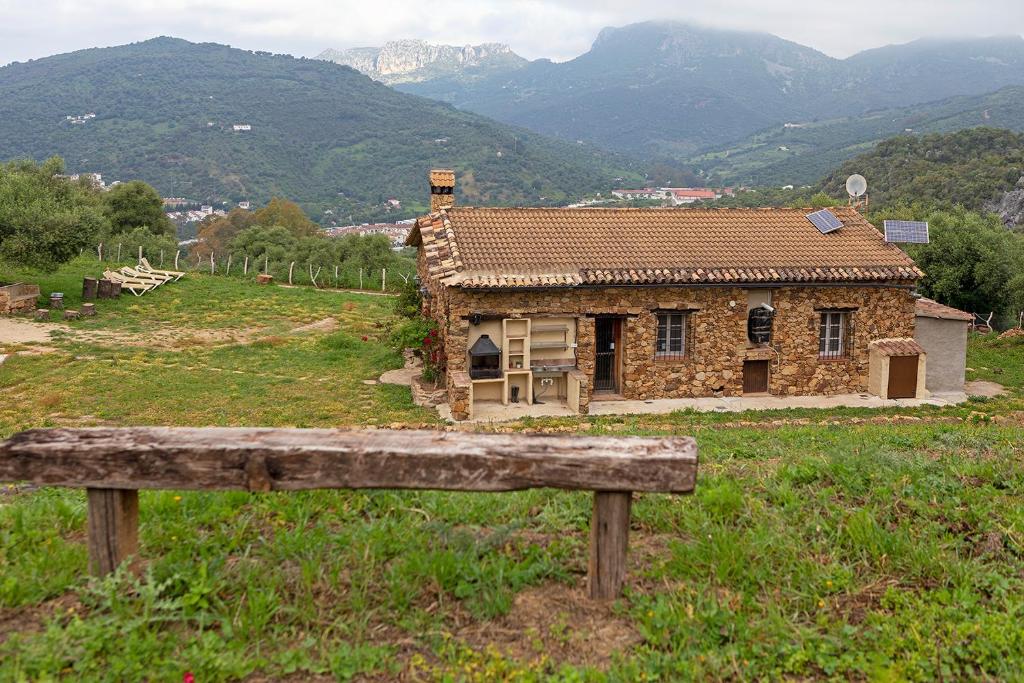 乌夫里克el garciago的山丘上的石屋,带长凳