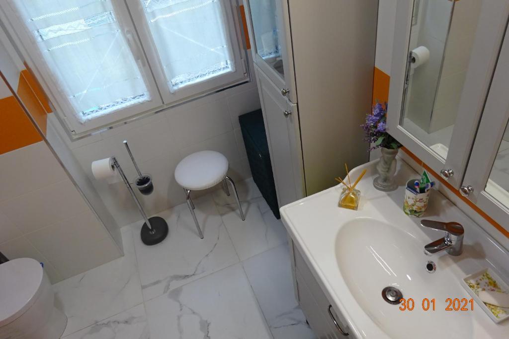 桑坦德Apartamento Zona Playa y centro Ciudad的白色的浴室设有水槽和卫生间。