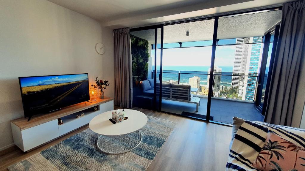 黄金海岸OceanOasis 2BR Apt Lvl 24 - 5Mins to Beach - Family Resort的一间带电视和大窗户的客厅