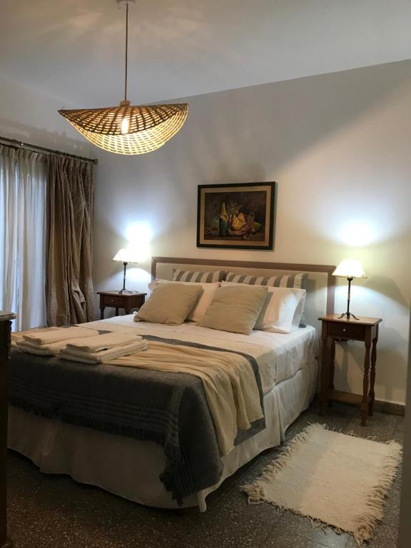 拉里奥哈Casa de Piedra- céntrica的一间卧室配有一张大床和一个吊灯。