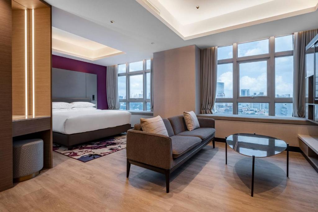 新加坡胡姬酒店的酒店客房,配有床和沙发