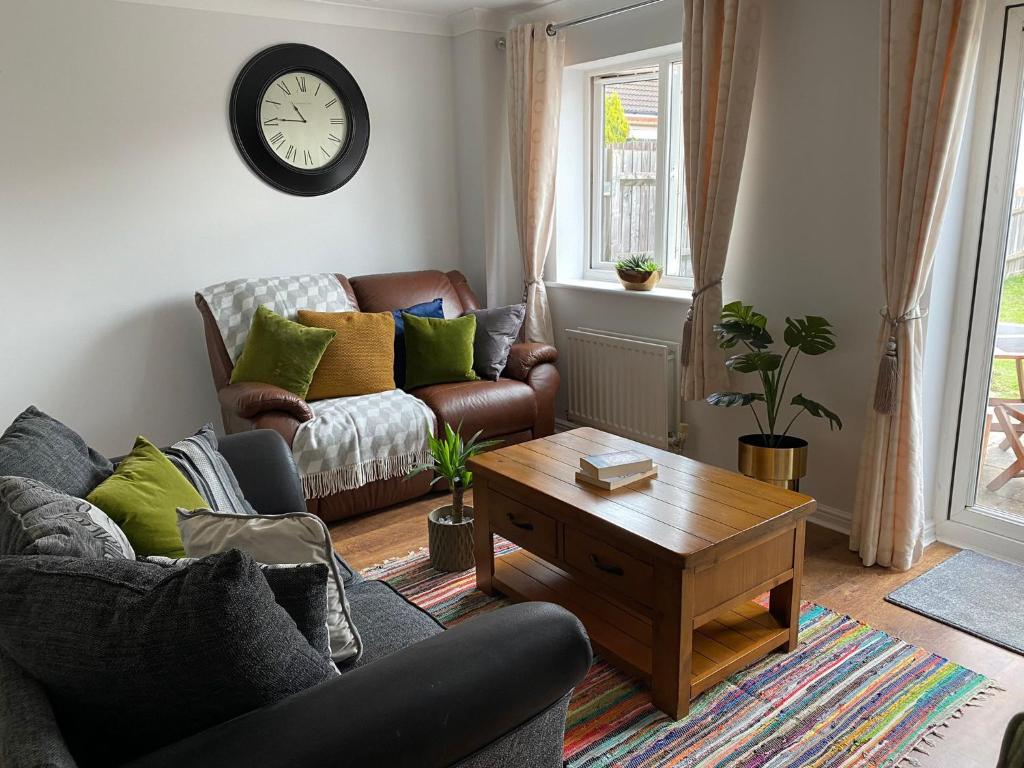 诺丁汉ROOM ONLY- option of the entire house if available - private property in quiet estate的带沙发和咖啡桌的客厅