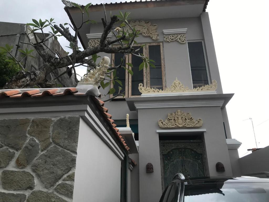 日惹Most Bali Malioboro Villa的白色的房子,设有窗户和壁炉