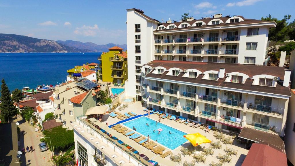 BeşevlerMERİÇ HOTEL TURUNÇ的享有酒店和游泳池的景色