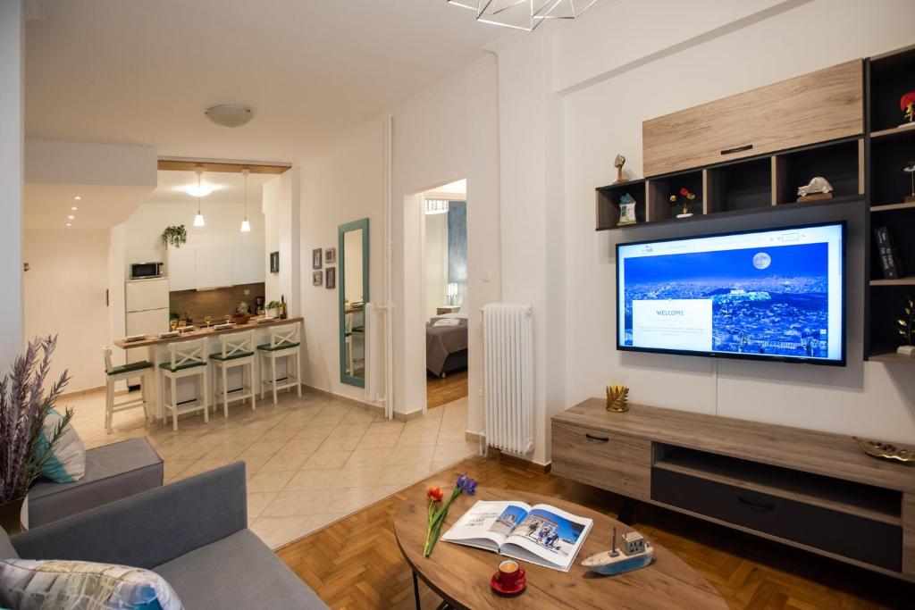 雅典Blue Ark Comfort near Acropolis的客厅配有壁挂式大屏幕平面电视