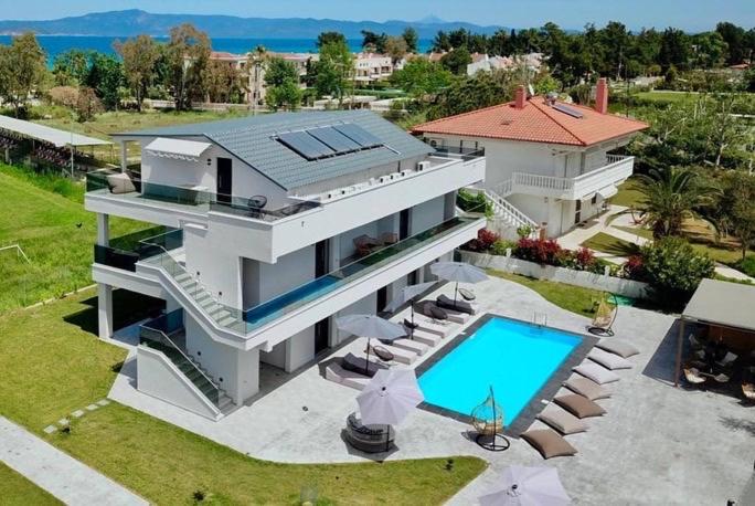 佩科霍里V luxury Suites的享有带游泳池的房屋的空中景致