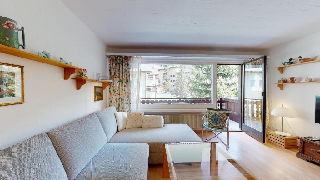 苏尔勒吉Guardaval 13的带沙发和窗户的客厅