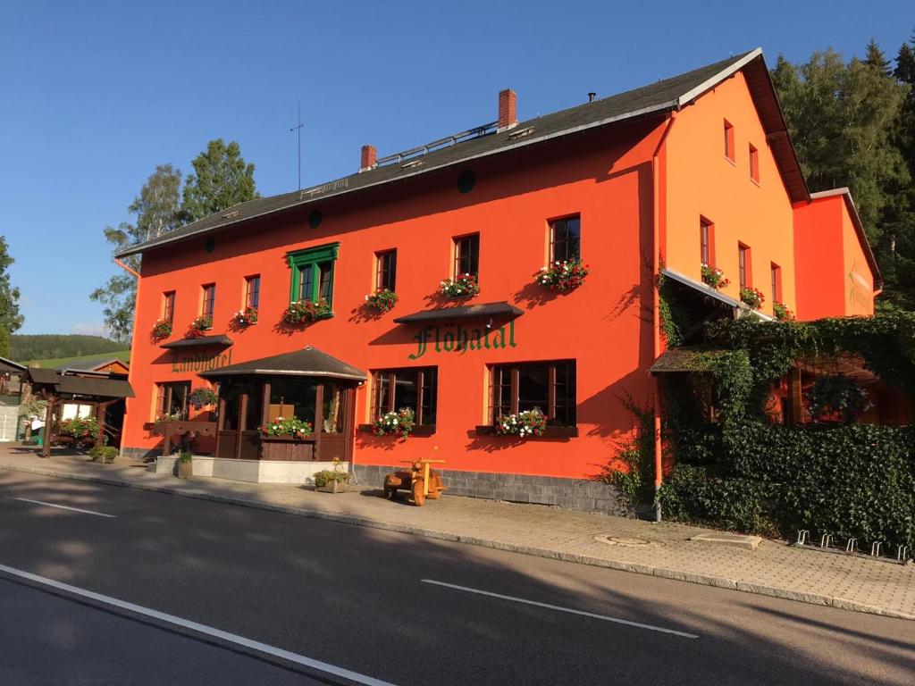 HeidersdorfLandhotel Flöhatal的街道边的橙色建筑