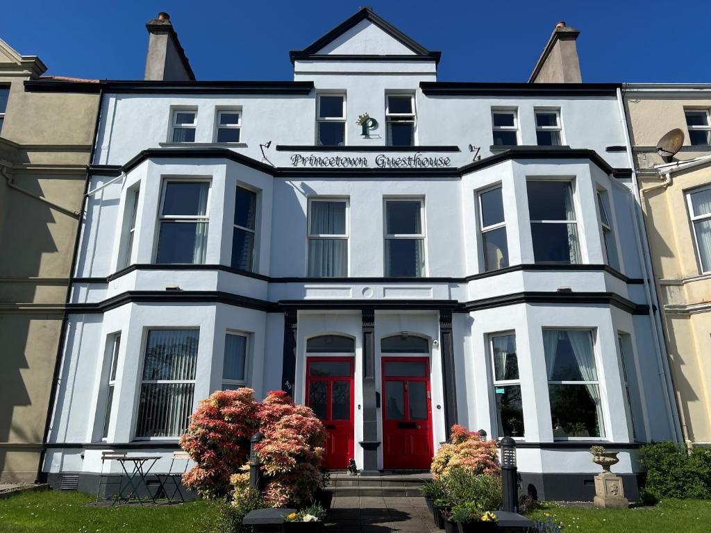 班戈北爱尔兰普林斯敦旅馆的一间红色门的白色房子