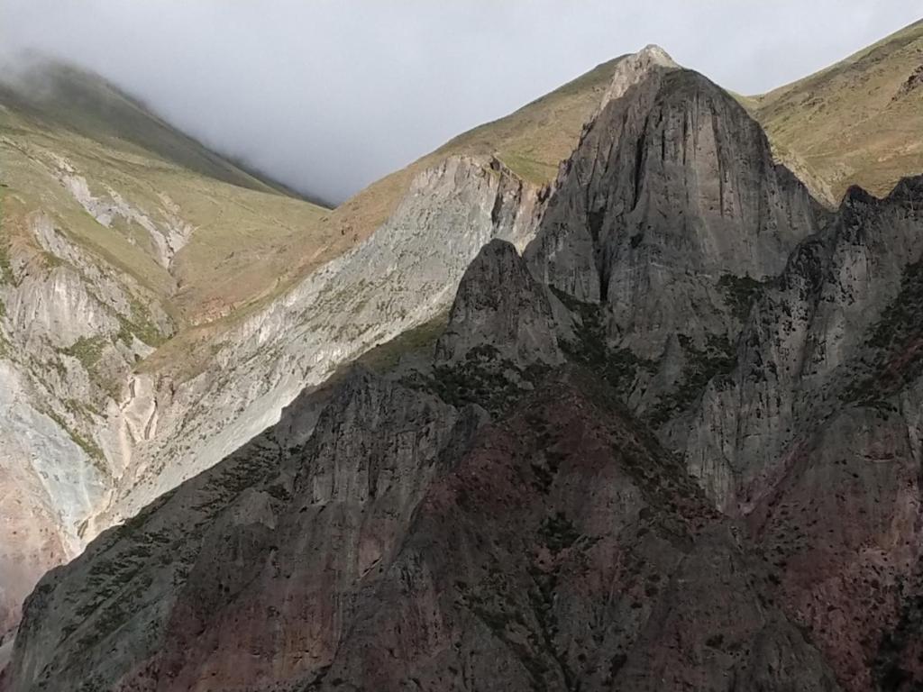 伊鲁亚EL HOSTELITO的云层的山脉空中景观