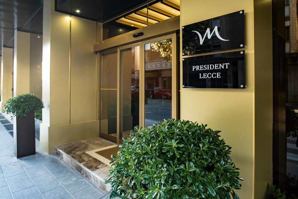 莱切Mercure Hotel President Lecce的前面有标志的建筑