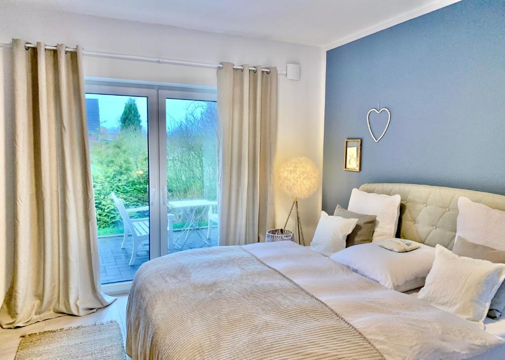 WeenerFreya Blue Ferienhaus的一间卧室设有一张床和一个大窗户