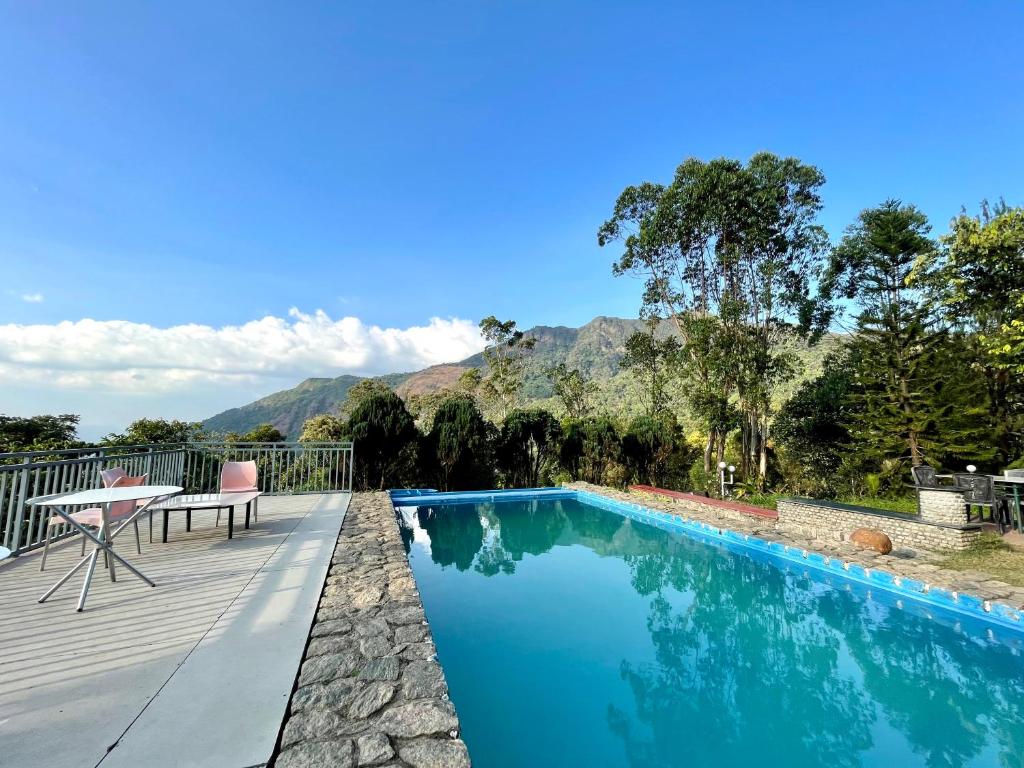 卡拉瓦提亚尔Wild Elephant Resort的一座带游泳池和甲板的房子
