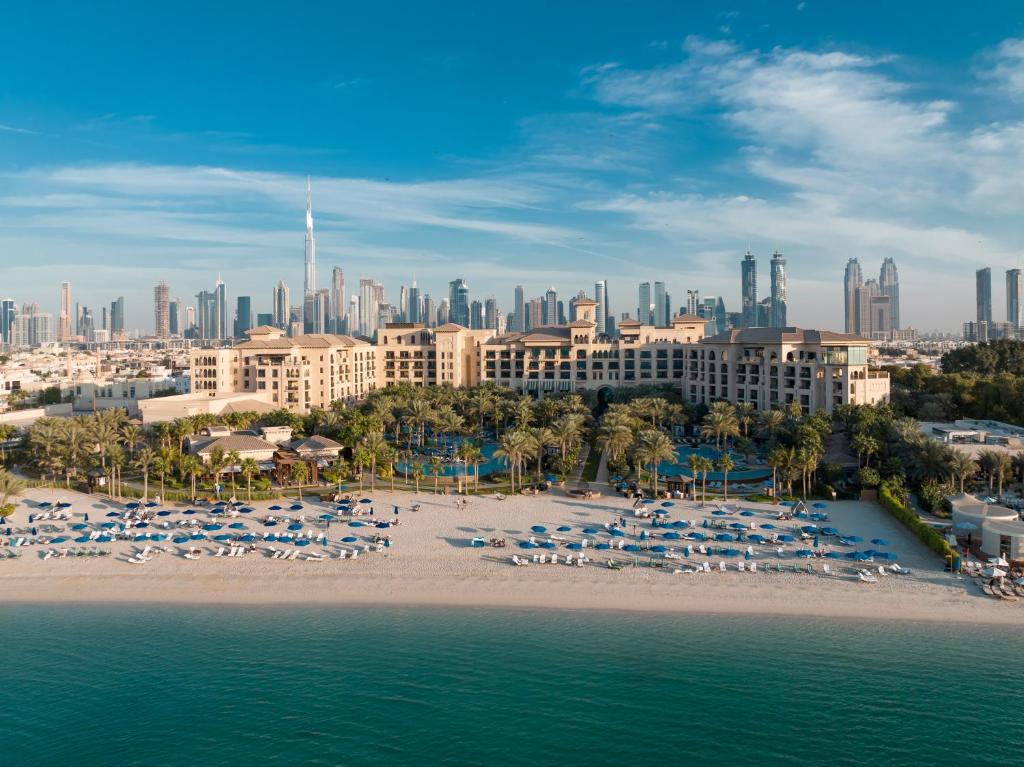 迪拜朱美拉海滩迪拜四季酒店的享有海滩的空中景致,以城市为背景