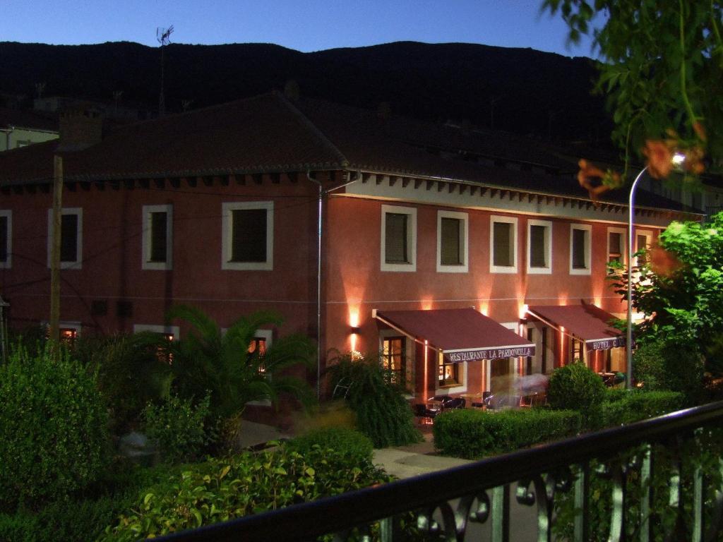 加尔甘塔劳利亚卡洛斯一世乡村酒店的从阳台上可欣赏到酒店的景色