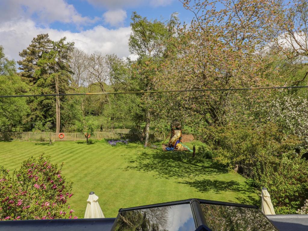 利兹Dean Mews的享有花园的空中景致,设有大草坪