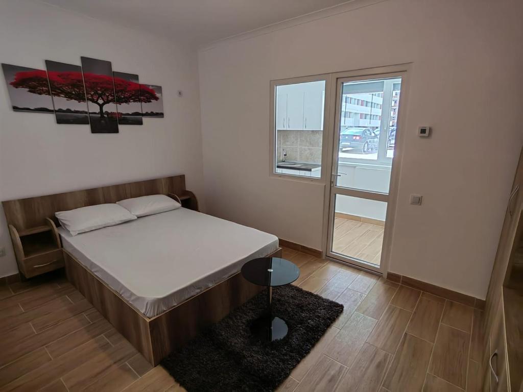 RoşuMilitari Studio的一间小卧室,配有床和窗户