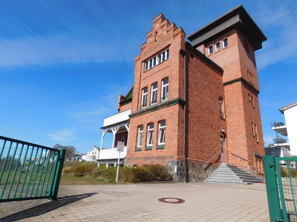 萨斯尼茨Seelotsenstation Sassnitz mit Hafenblick by Unsere Urlaubszeit的一座红砖建筑,前面有楼梯