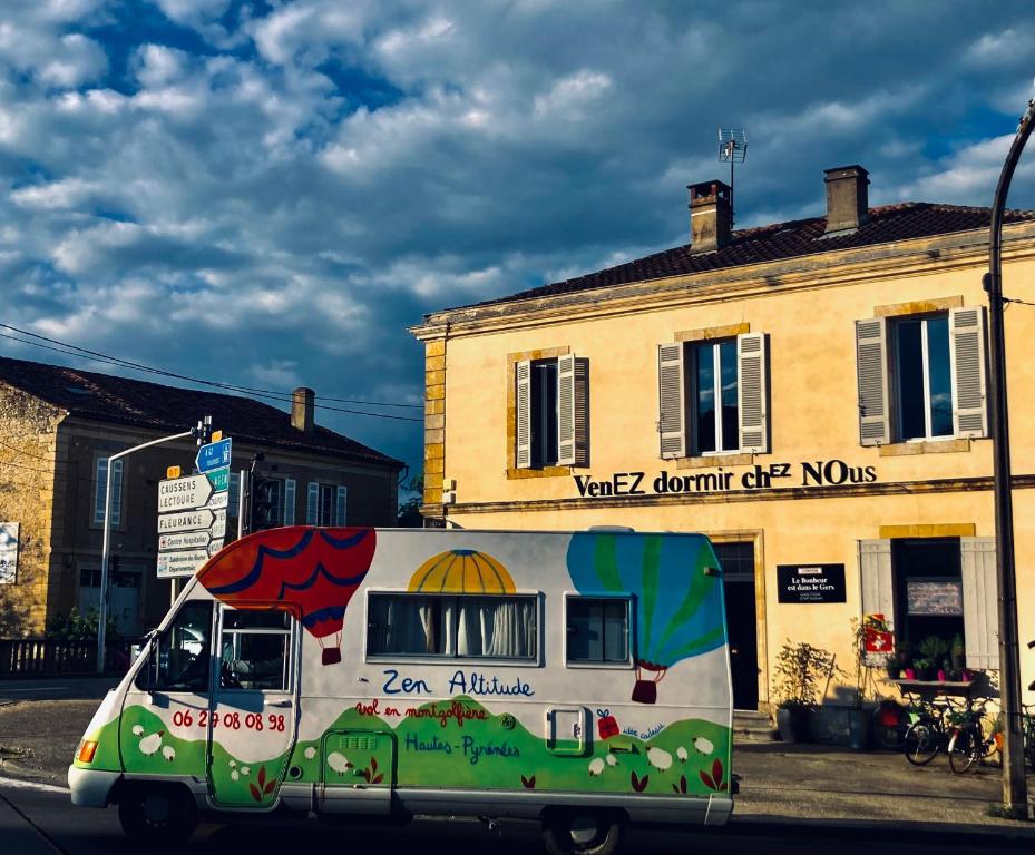 孔东" Venez DormiR Chez Nous " #Condom#Gascogne#d'Artagnan#Armagnac#Le Bonheur est dans le GERS的停在大楼前的食品车