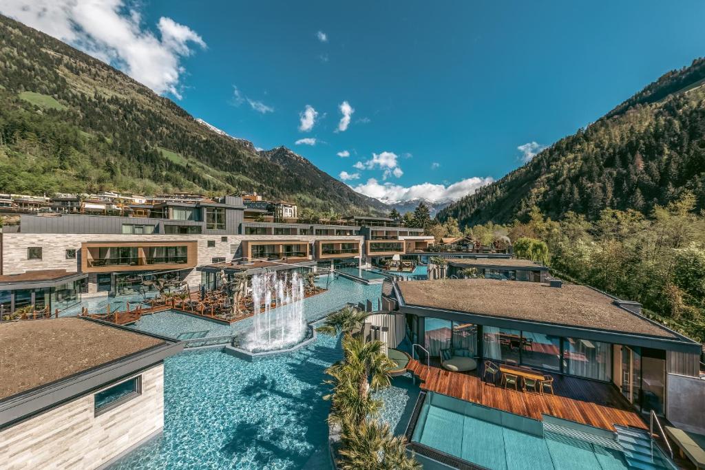 萨尔图西奥Quellenhof See Lodge的享有度假胜地的正面景色,以山脉为背景