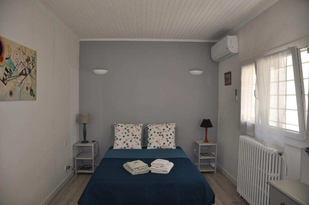 图卢兹Amido Zen的一间卧室配有一张带蓝色床单和枕头的床。