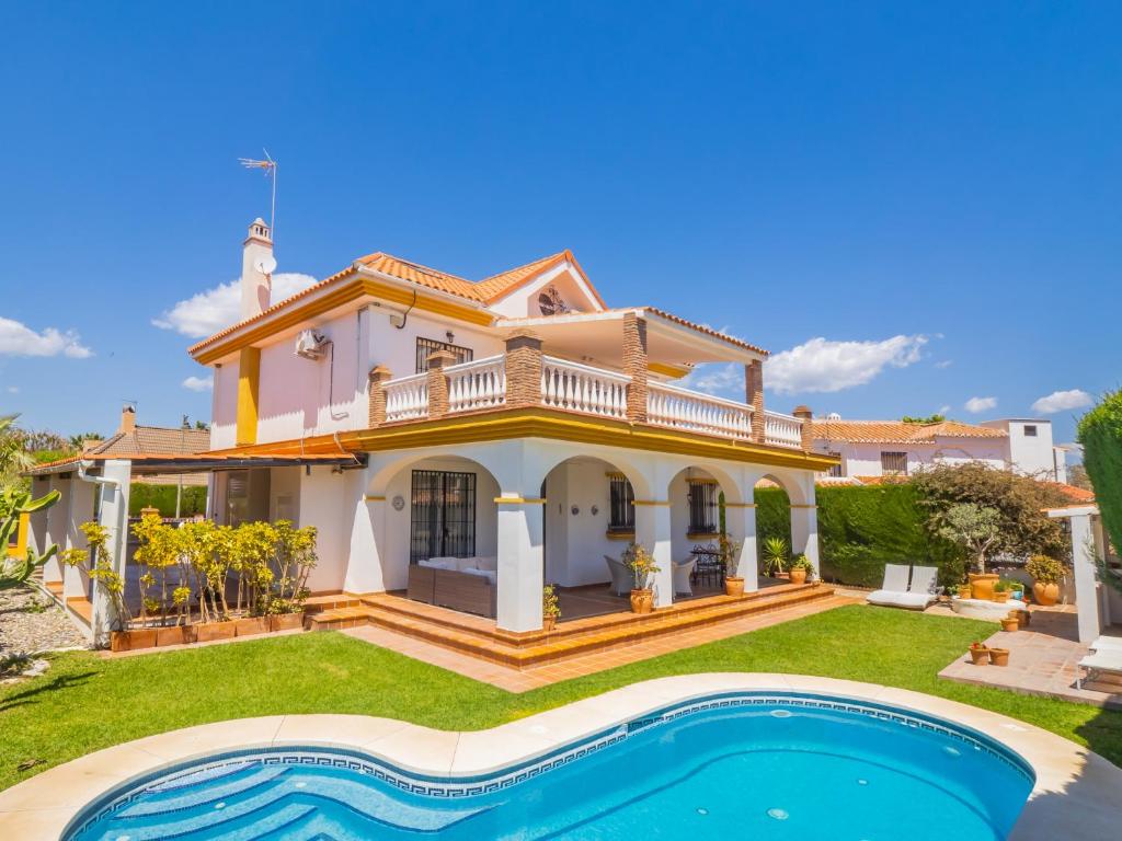 马拉加Cubo's Villa Yedra Guadalmar的一座大房子,前面设有一个游泳池