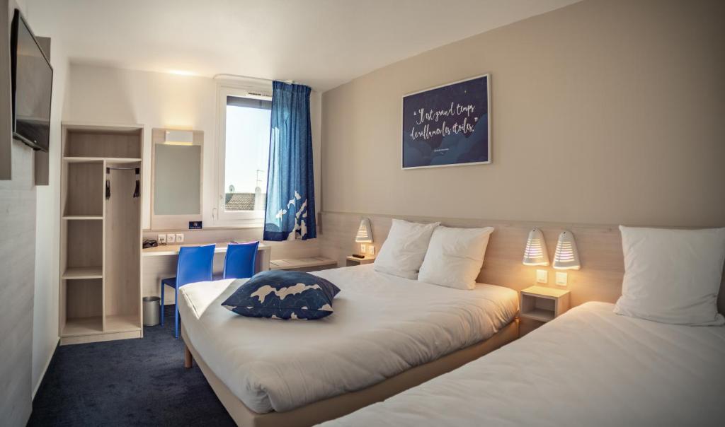 泰昂维ACE Hôtel Thionville - Porte du Luxembourg的酒店客房带两张床和厨房
