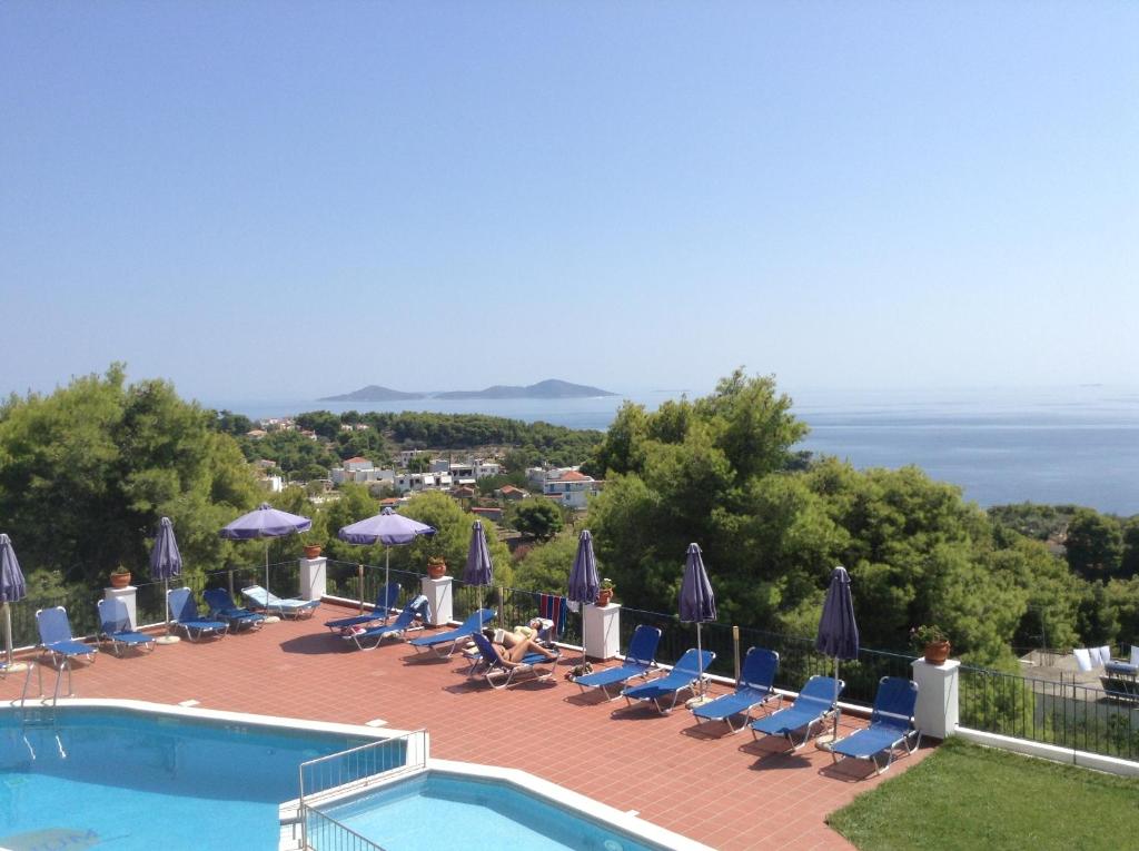 帕蒂迪里奥阿洛尼索斯之阿特瑞芙酒店的一个带躺椅和遮阳伞的游泳池