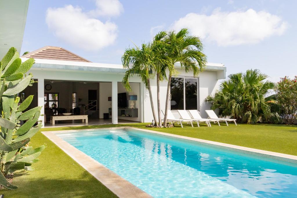 简蒂埃尔Stylish 4 Bedroom Modern Villa Design, Walking Distance From The Beach的别墅前设有游泳池