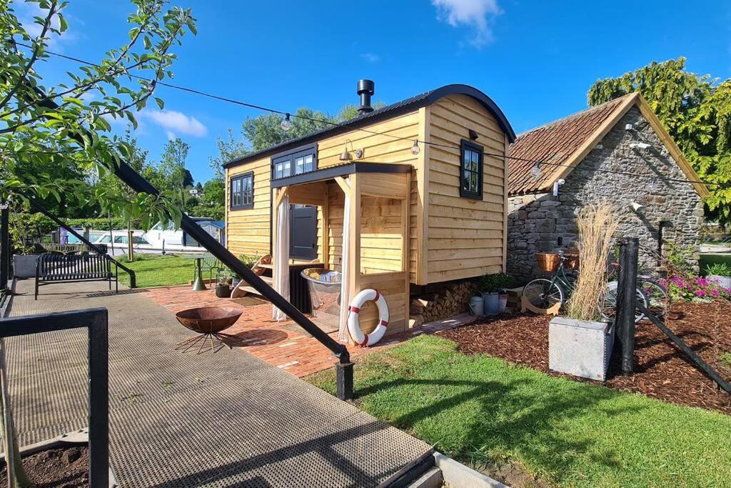 SaltfordIsland Hut - Outdoor bath tub, firepit and water equipment的院子里的小房子,带游乐场