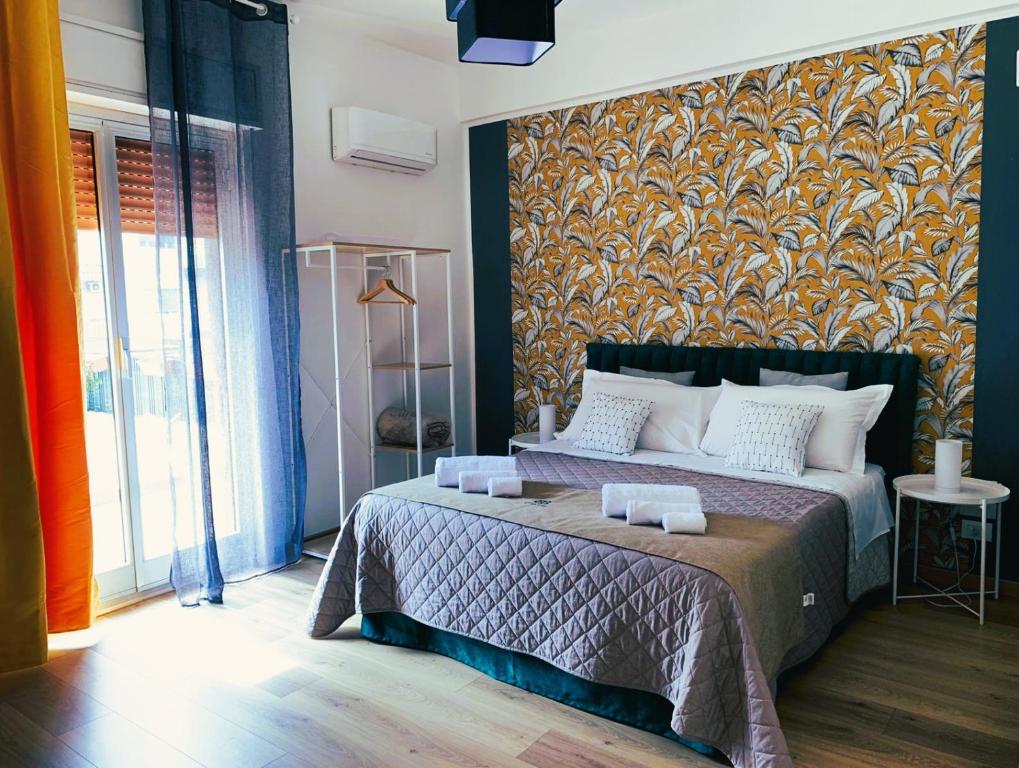 巴勒莫B&B Civico 20的一间卧室配有一张带壁画的大床