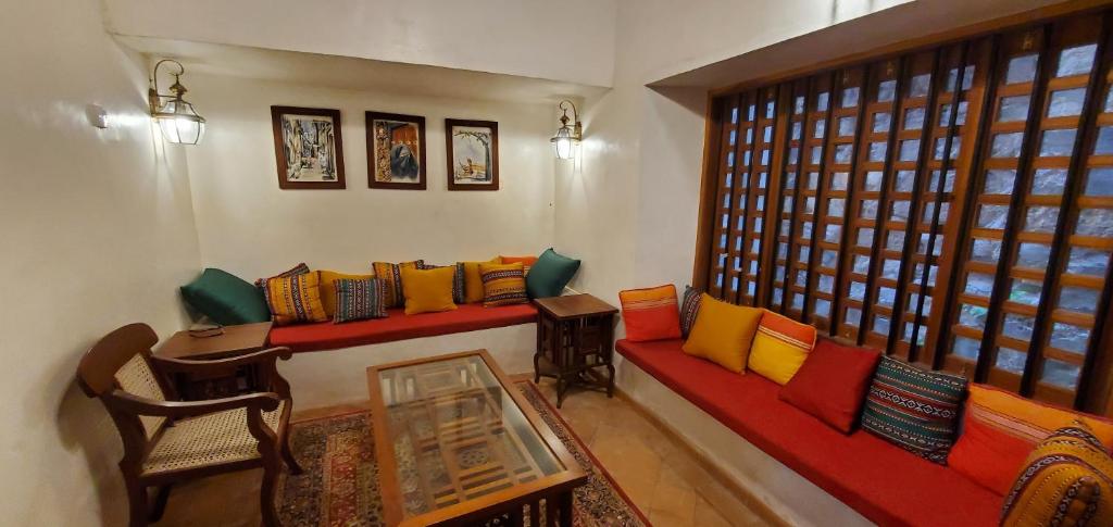 拉穆Beytsalam的客厅配有色彩缤纷的沙发和窗户