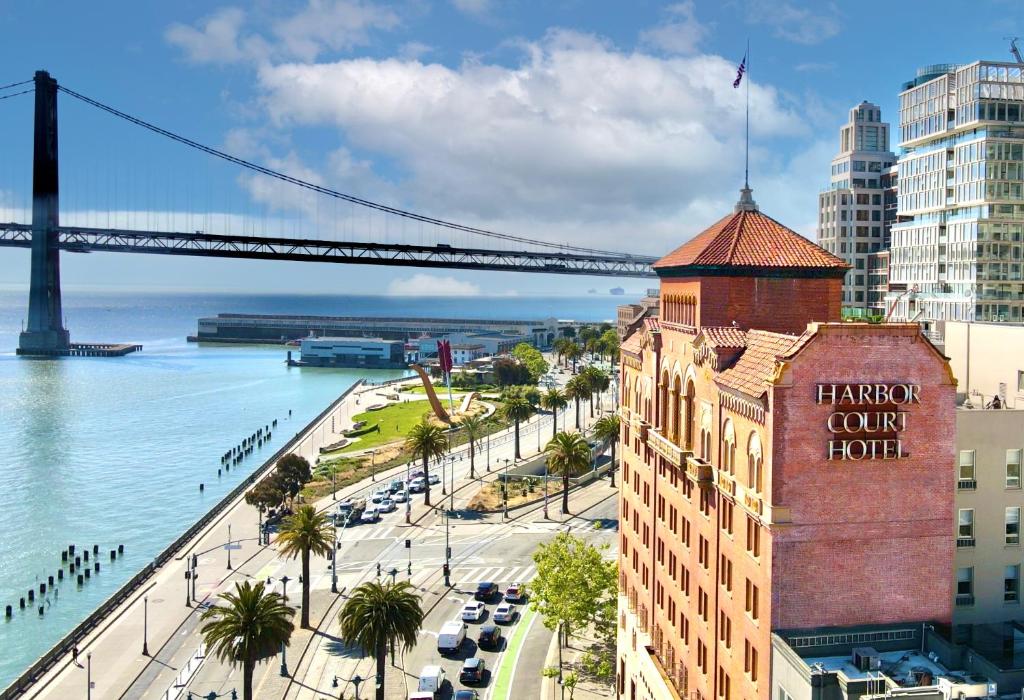旧金山港苑酒店的城市的背景是一座桥