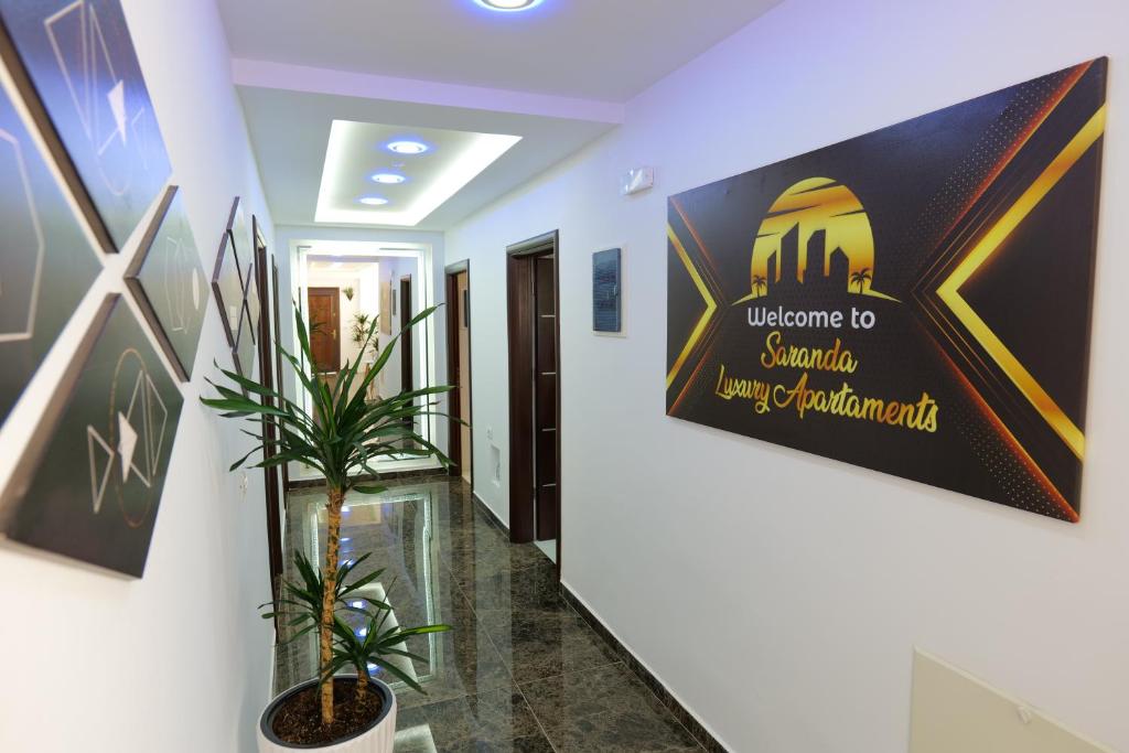 萨兰达Saranda Luxury Apartments的墙上的走廊上设有萨拉热窝标志