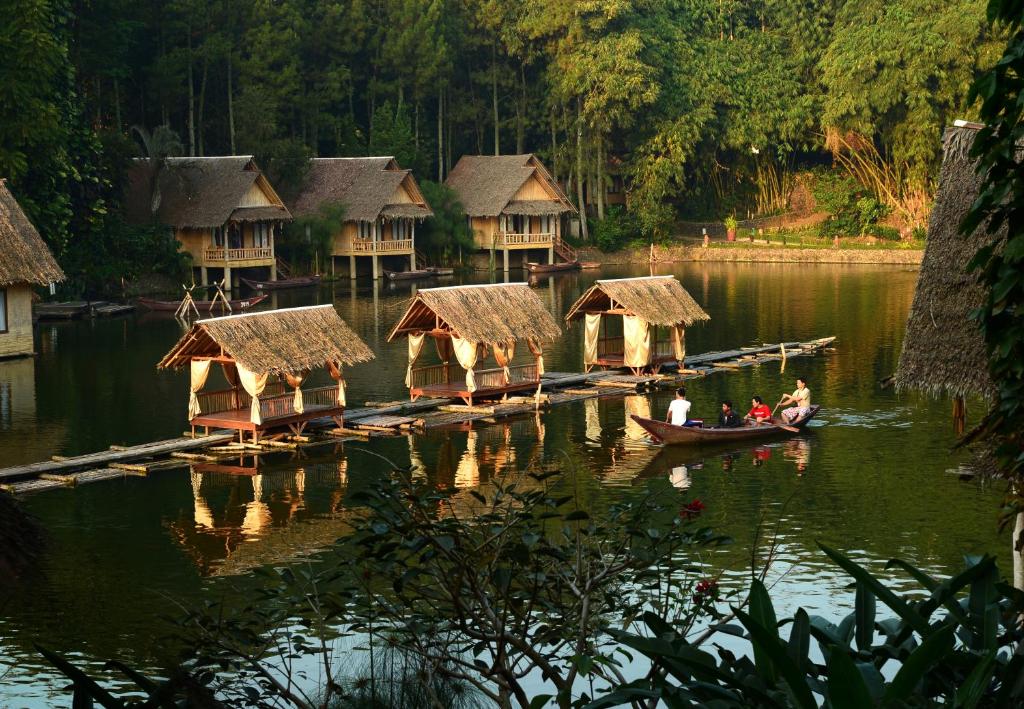加鲁特甘榜萨姆皮乌度假村和Spa酒店的一群人,在湖上带小屋的船上